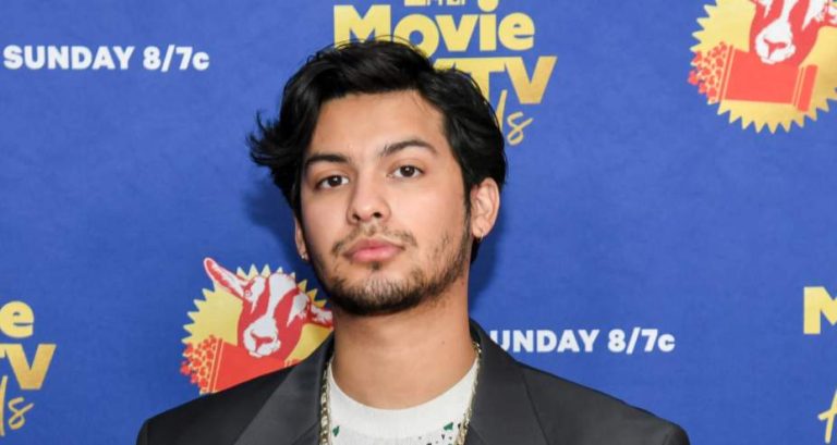 Xolo Mariduena Height, Weight, Body Measurements, Shoe Size